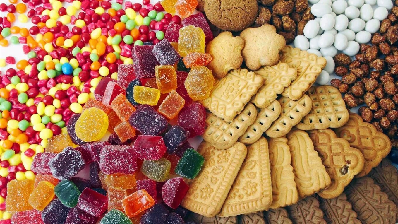 Candy and soda as common foods that harm oral health without you noticing.