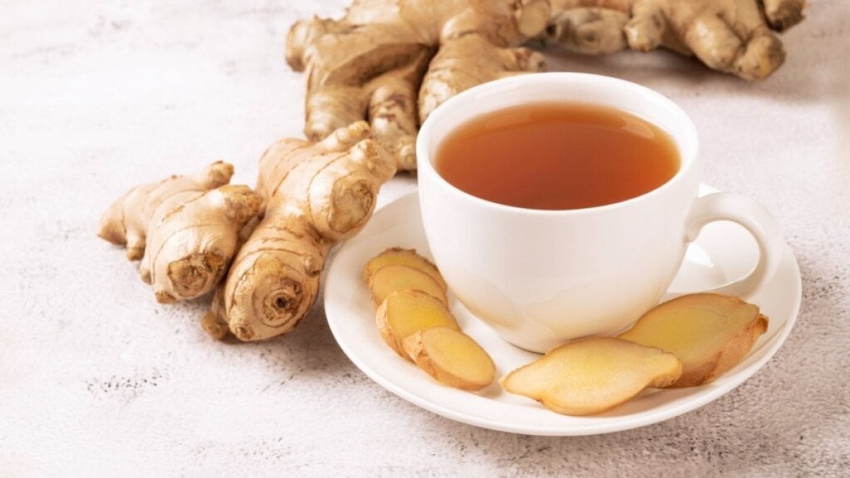 Natural relief with teas and supplements for cramps and PMS in daily life.
